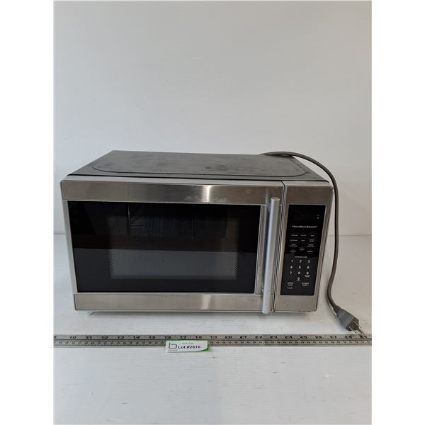 Hamilton Beach Microwave (17 x 11.5 x 10") - Powers On - Pick Up Only