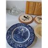 Image 5 : Assorted Decor, Assorted Dishes