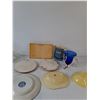 Image 6 : Assorted Decor, Assorted Dishes