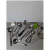 Image 2 : Assorted Kitchen Utensils