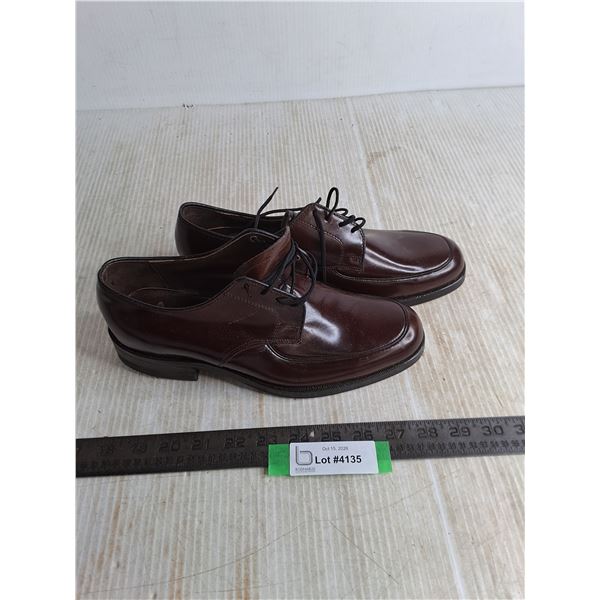 Unused Pair of Jarman Men's Size 6.5 Leather Dress Shoes