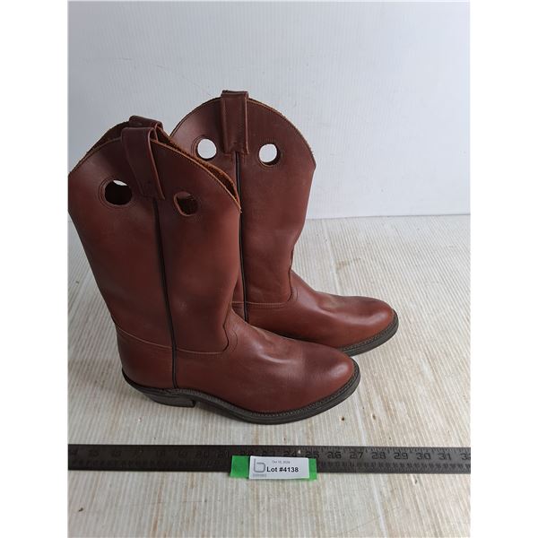Unused Pair of Vibram Size 9 Leather Cowboy Boots