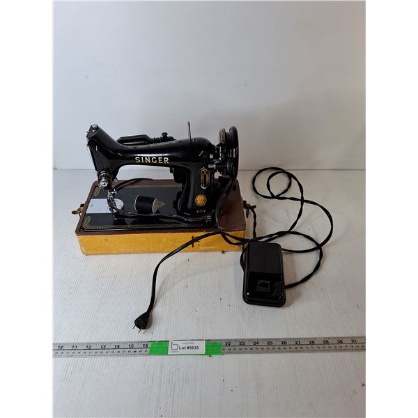 Vintage Singer Sewing Machine- Powers On, Can't Ship