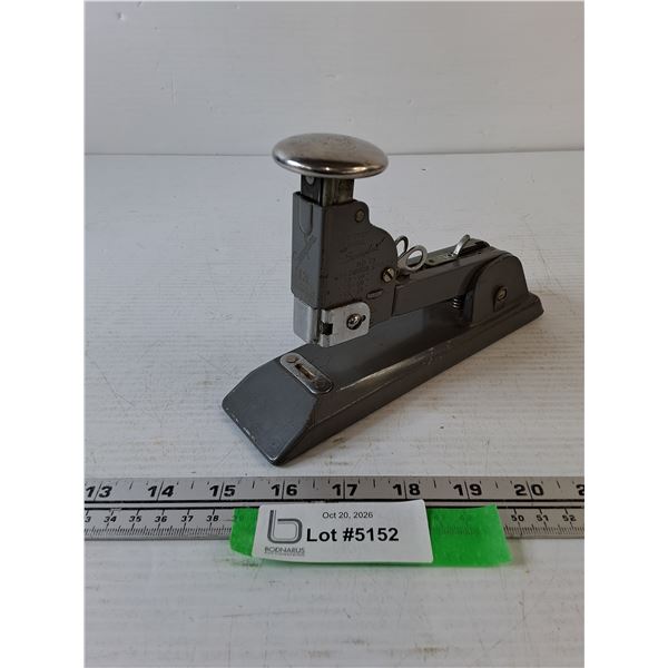 Swinging 13 Heavy Duty Desktop Stapler