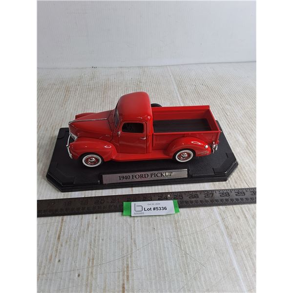 1:18 Scale Diecast 1940 Ford Pickup on Platform - 13  Length
