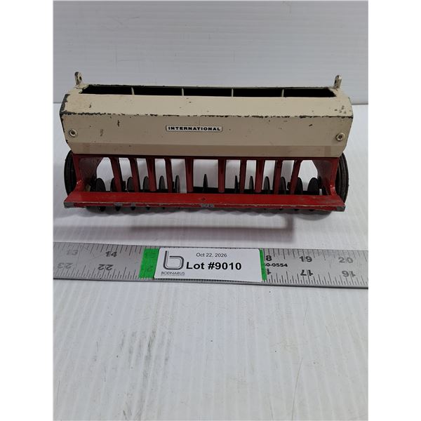 (1) ERTL International Harvester Seeder