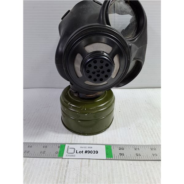 Vintage Canadian Forces C3(M69) Military Surplus Gas Mask