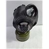 Image 2 : Vintage Canadian Forces C3(M69) Military Surplus Gas Mask