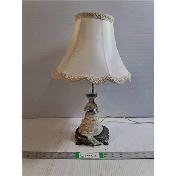 Vintage Porcelain Figurine Boudoir/Table Lamp