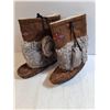 Image 2 : Pair of Mukluks 10" Sole Size