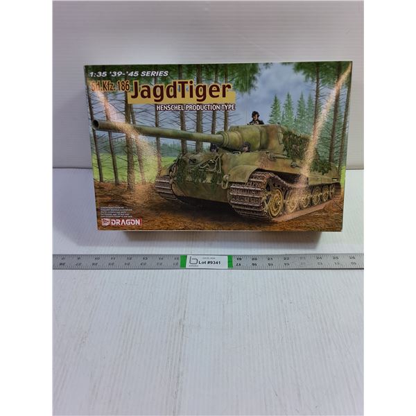 1:35 39-45 Series JagdTiger Henschel Production Type Model Kit (NIB)