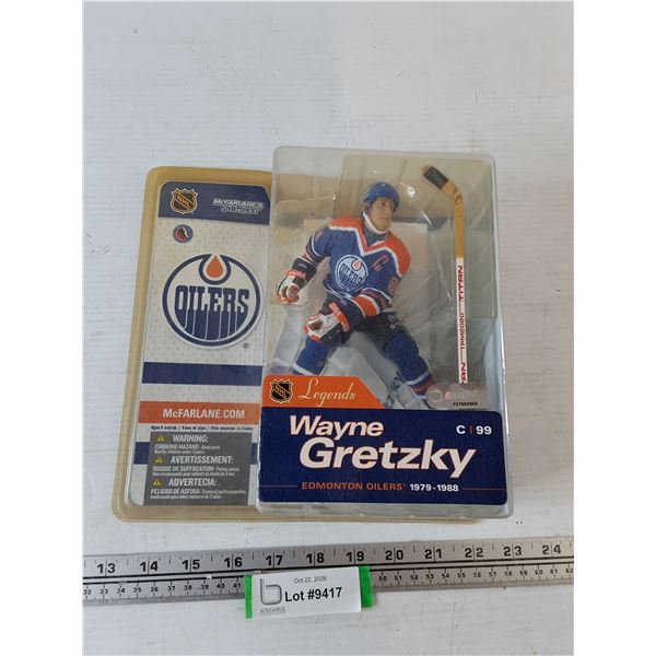 McFarlane Sportspicks Oilers HL Legends Wayne Gretzky Statue NIB Sealed Crack On Package Top