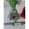 Image 3 : Green M&M Statue of Liberty and Red M&M Gumball Machine Dispensers