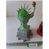 Image 4 : Green M&M Statue of Liberty and Red M&M Gumball Machine Dispensers