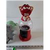 Image 7 : Green M&M Statue of Liberty and Red M&M Gumball Machine Dispensers
