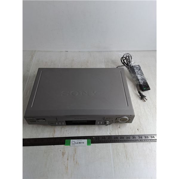Sony VHS VCR w/Remote - Powers On