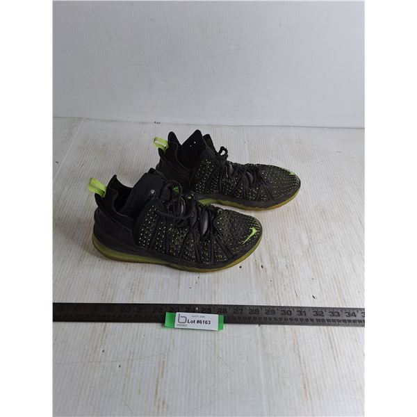 Nike Air Cushion Court Shoes - Size 8.5