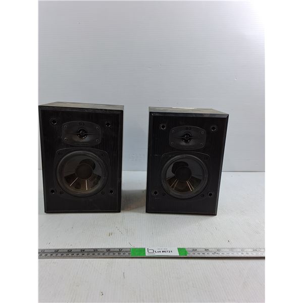 Pair of Sound Dynamics RTS-Series Bookshelf Speakers ( as is)