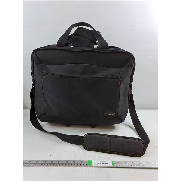 Black Targus City Gear Overnighter Rolling Laptop Case 19"x8"x16" (cannot ship)