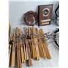 Image 3 : Carafe, Dinner Trays, Hangers, Plaques, Purse, Bulb