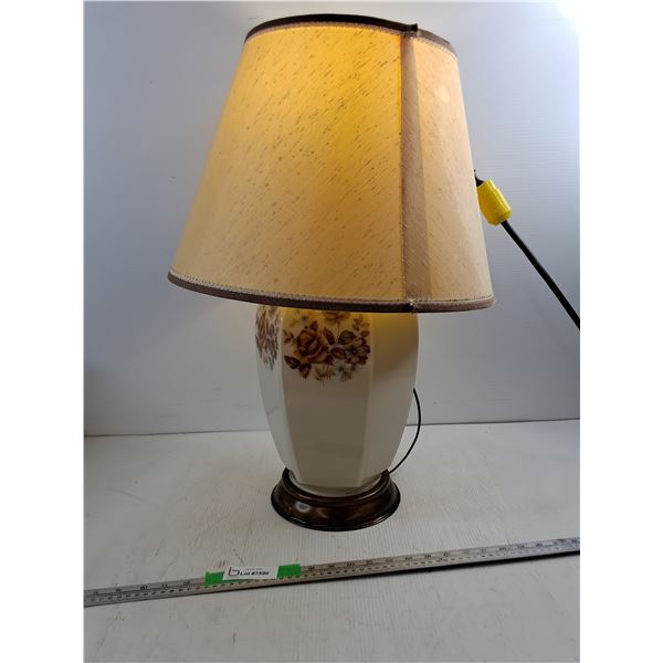 Floral Lamp Powers On 25"
