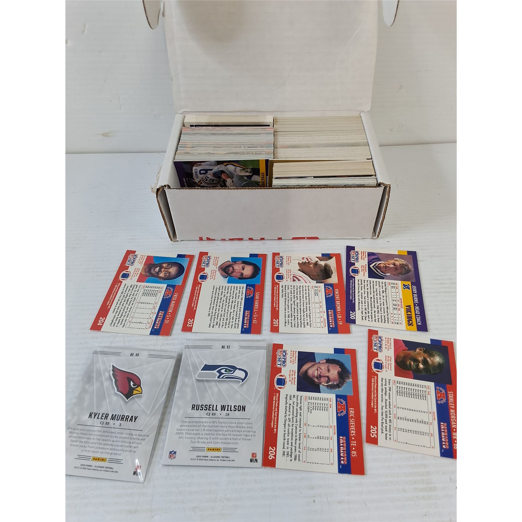 Assorted Football Cards - Cannot Authenticate - Bodnarus Auctioneering