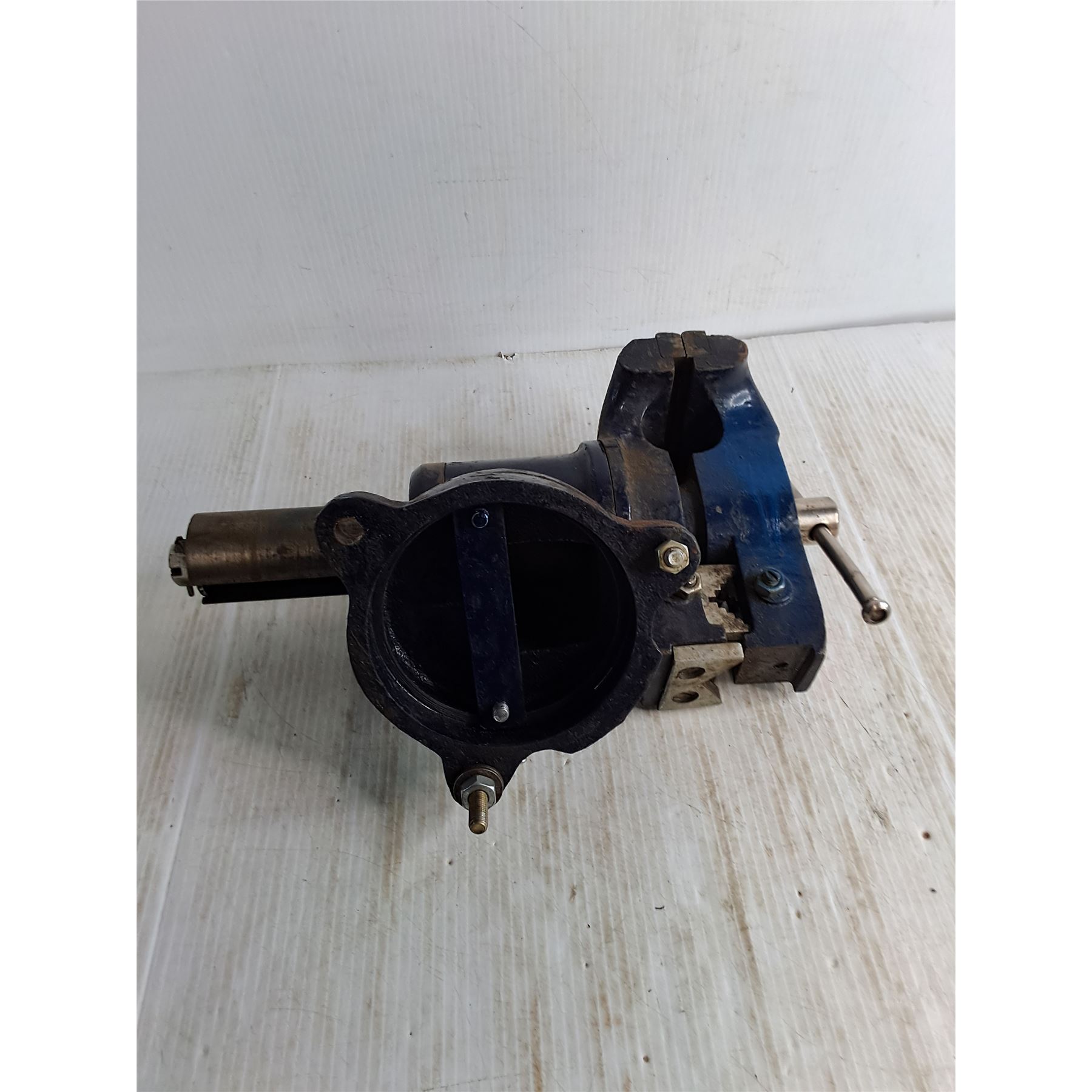 Bench Vise - 16