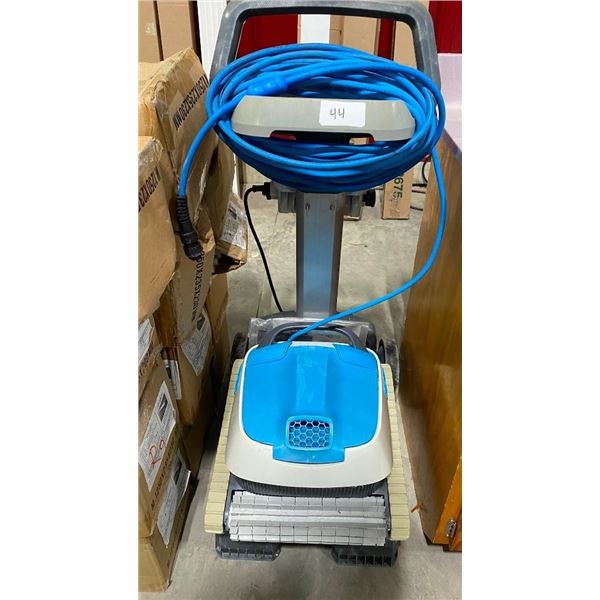 POOL CLEANER / SCRUBBER