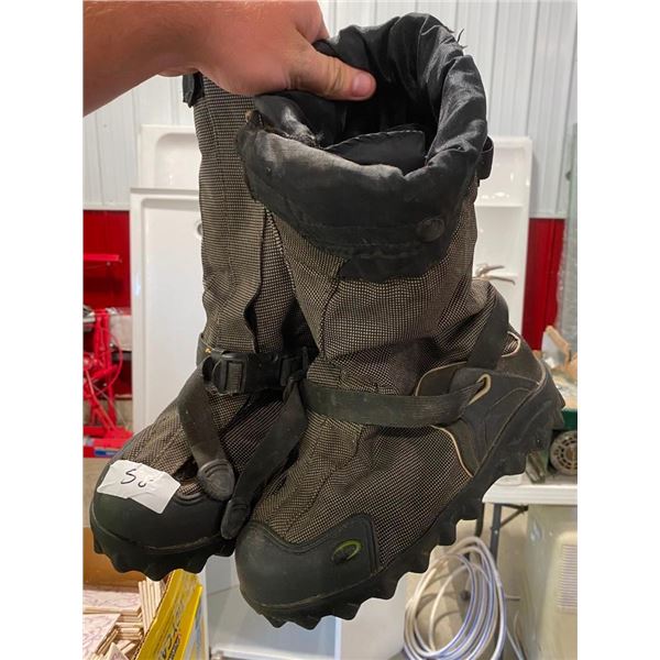 APPROX. SIZE 11 MENS WINTER BOOTS