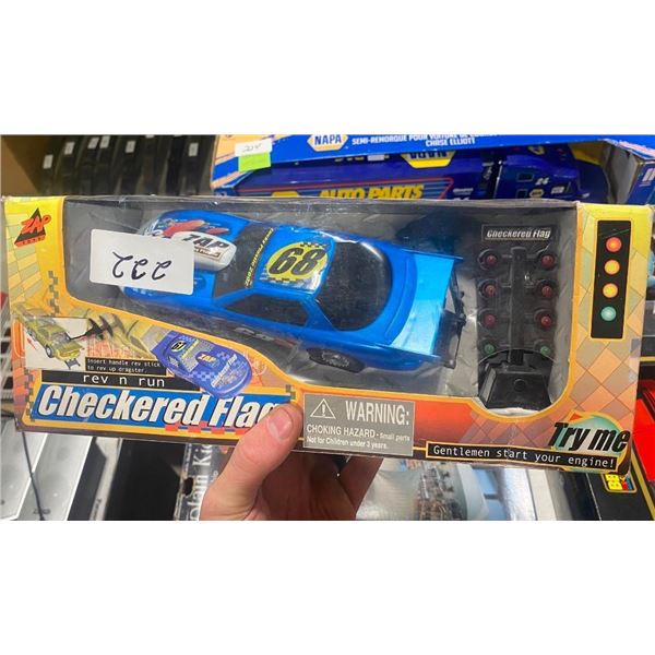COLLECTIBLE CAR WITH TRAFFIC LIGHT