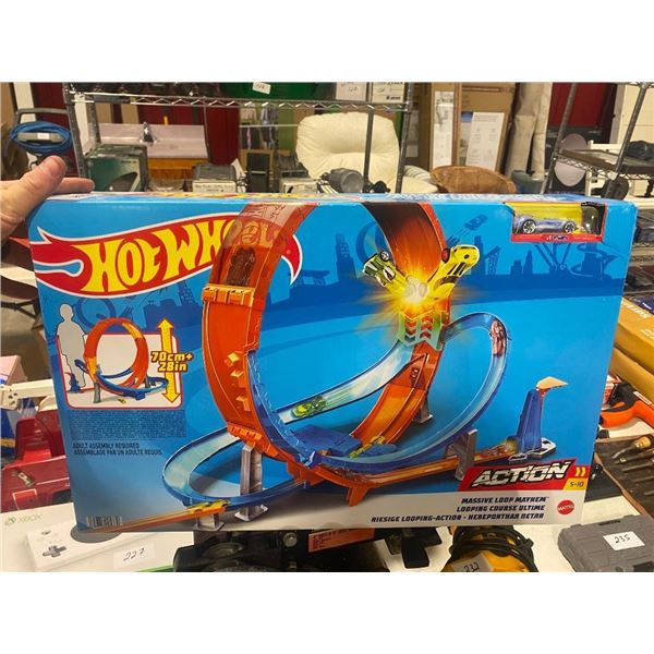 HOT WHEELS MASSIVE LOOP TRACK WITH CARS