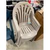 Image 1 : 4 PLASTIC PATIO CHAIRS