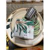 Image 1 : 2 PLATTERS AND A BUNDLE OF NAPKINS