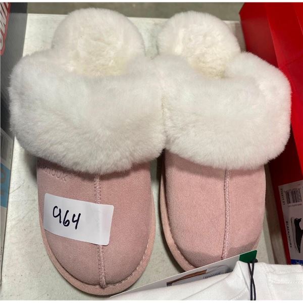 SIZE 7 WOMENS SLIPPERS