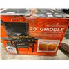 Image 2 : 28IN BLACKSTONE GRIDDLE WITH HOOD AND ACCESSORY SHELF