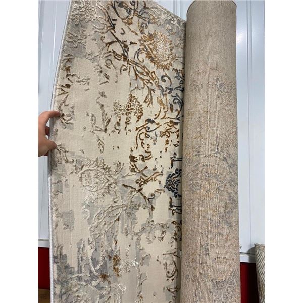 APPROX. 8X8FT AREA RUG