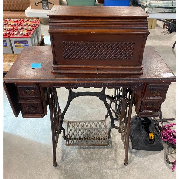 VINTAGE SEWING MACHINE