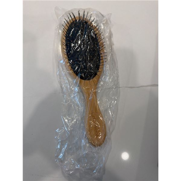 Color proof, detangling brush