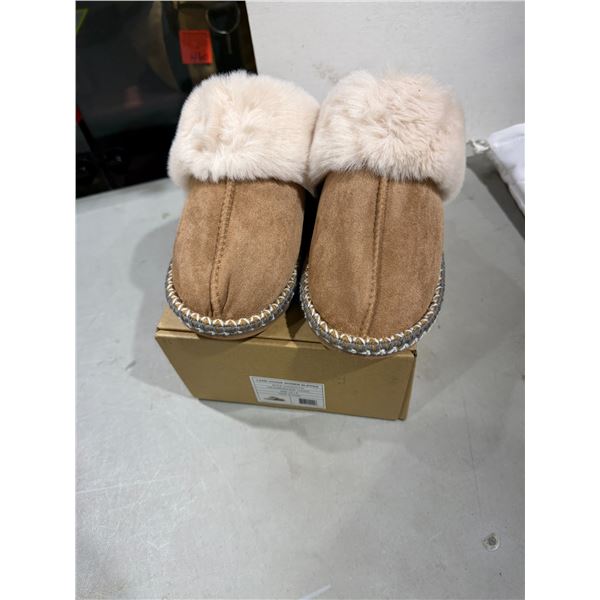 Women's slippers size 7/8