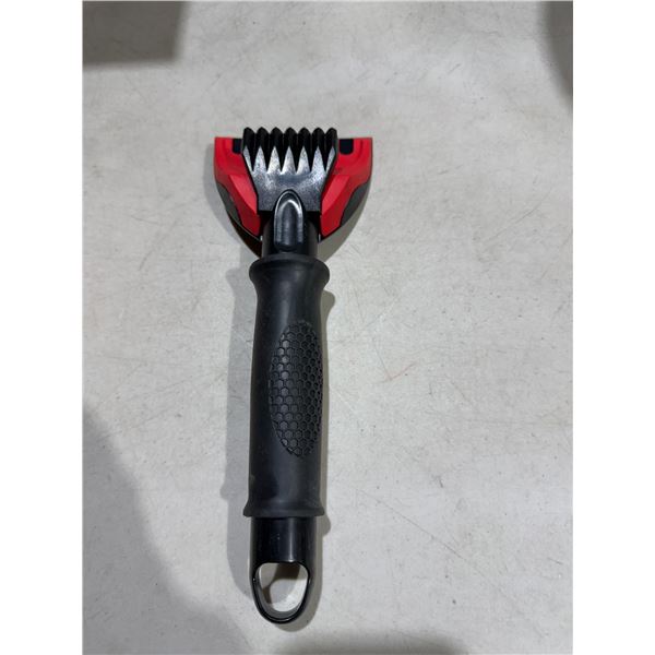 Windshield scraper