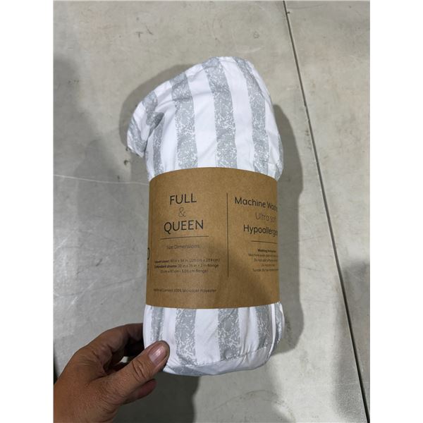 Paul and clean duvet cover and two standard shams