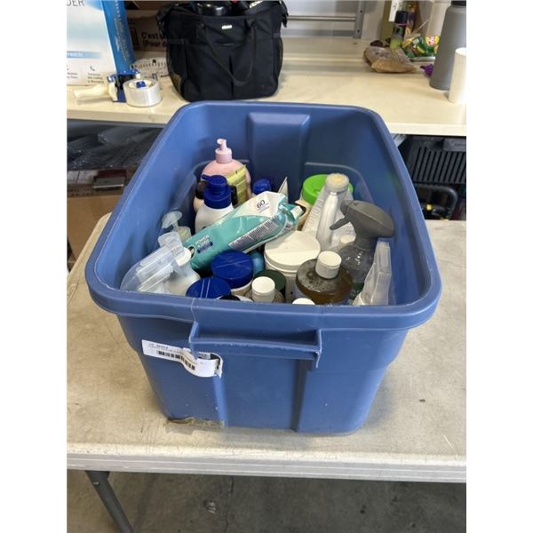 PLASTIC TOTE OF CLEANING SUPPLIES