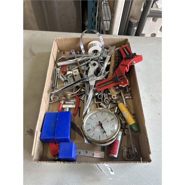 TRAY OF TOOLS INCLUDING 90-DEGREE RIGHT ANGLE CORNER CLAMP, METAL REVOLVING LEATHER HOLE PUNCH, MULT
