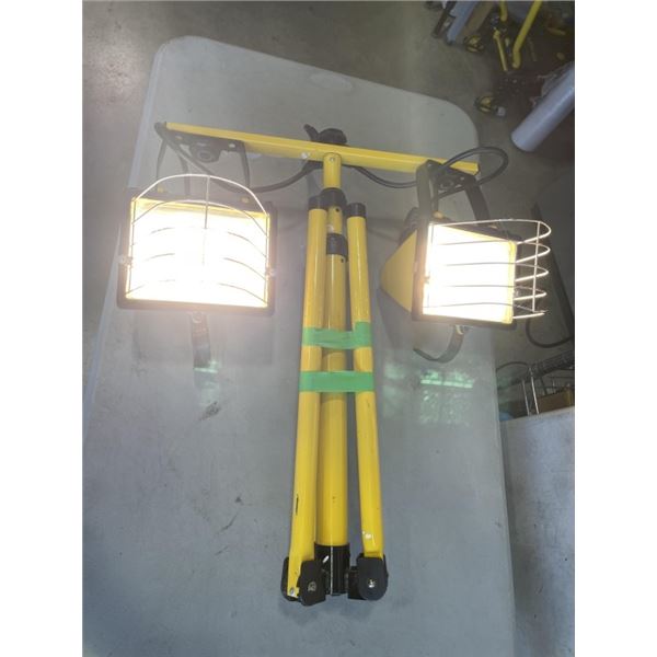 DOUBLE HALOGEN WORKLIGHT ON TRIPOD, WORKING