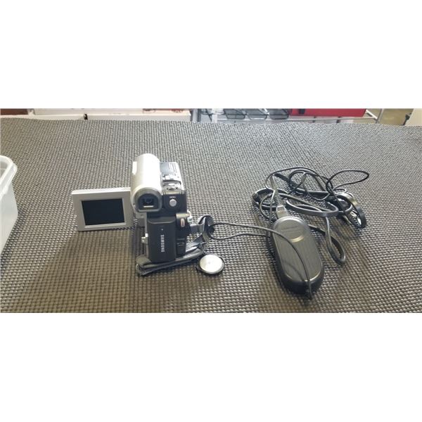 SAMSUNG CAMCORDER WITH CHARGER, NOT WORKING