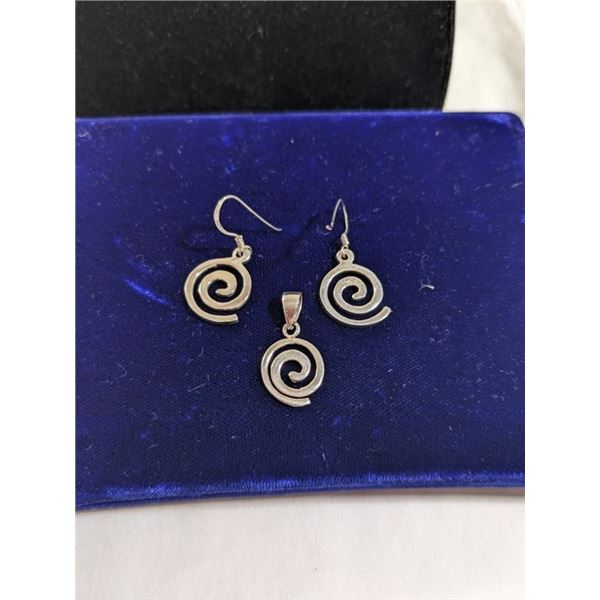 PAIR OF 925 STERLING SILVER EARRINGS AND MATCHING PENDANT SET