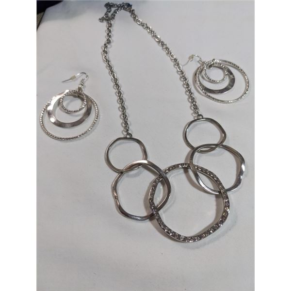 SILVER LINKS NECKLACE W/ MATCHING EARRINGS SET