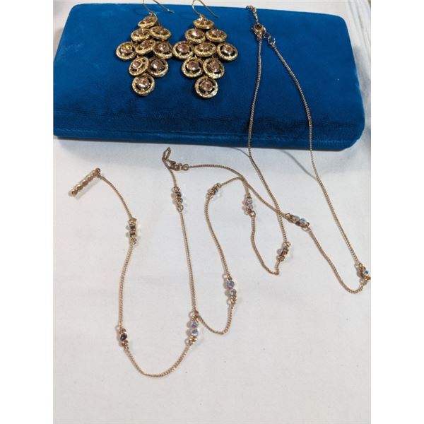 GOLD TONE NECKLACE AND PAIR OF EARRINGS