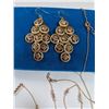 Image 2 : GOLD TONE NECKLACE AND PAIR OF EARRINGS