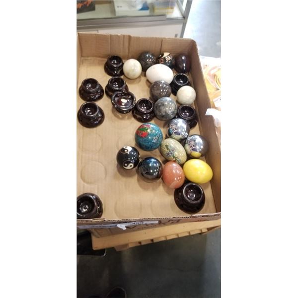 TRAY OF DECORATIVE POLISHED EGGS ON WOODEN STANDS